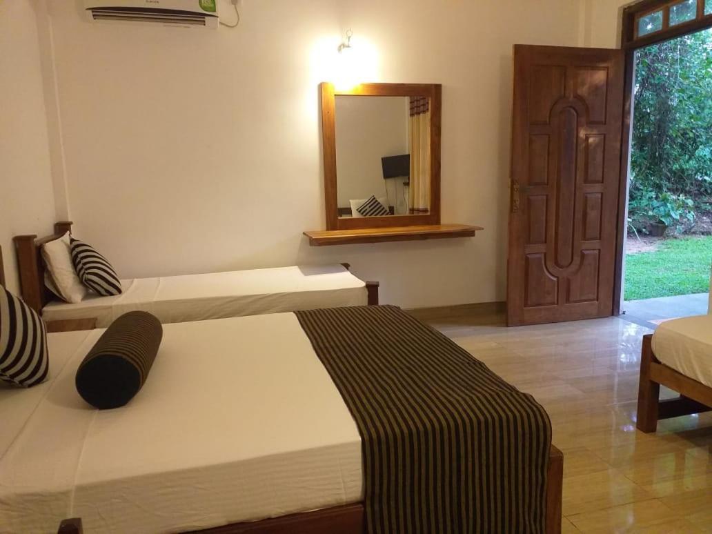Isanka Lion Lodge Сигирия Экстерьер фото